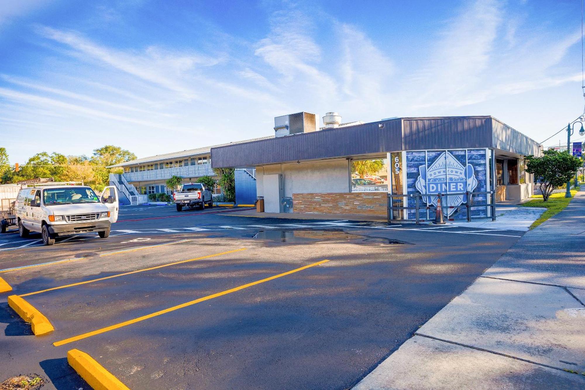 Sunrise Inn By Oyo Titusville Fl Exterior foto